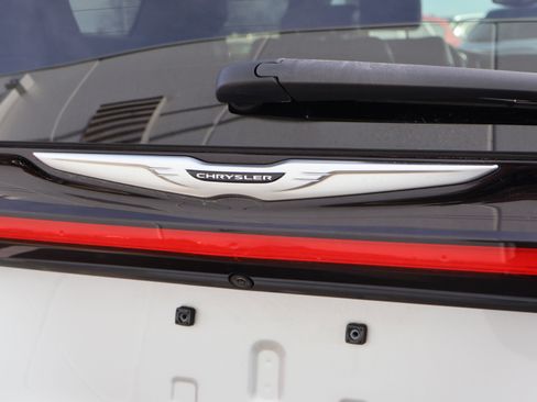 Used 2023 Chrysler Pacifica Touring-L image 14