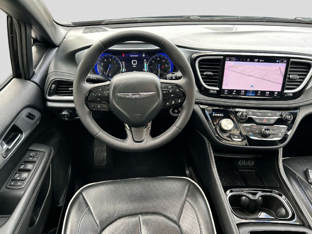 Used 2025 Chrysler Pacifica Limited FWD image 9