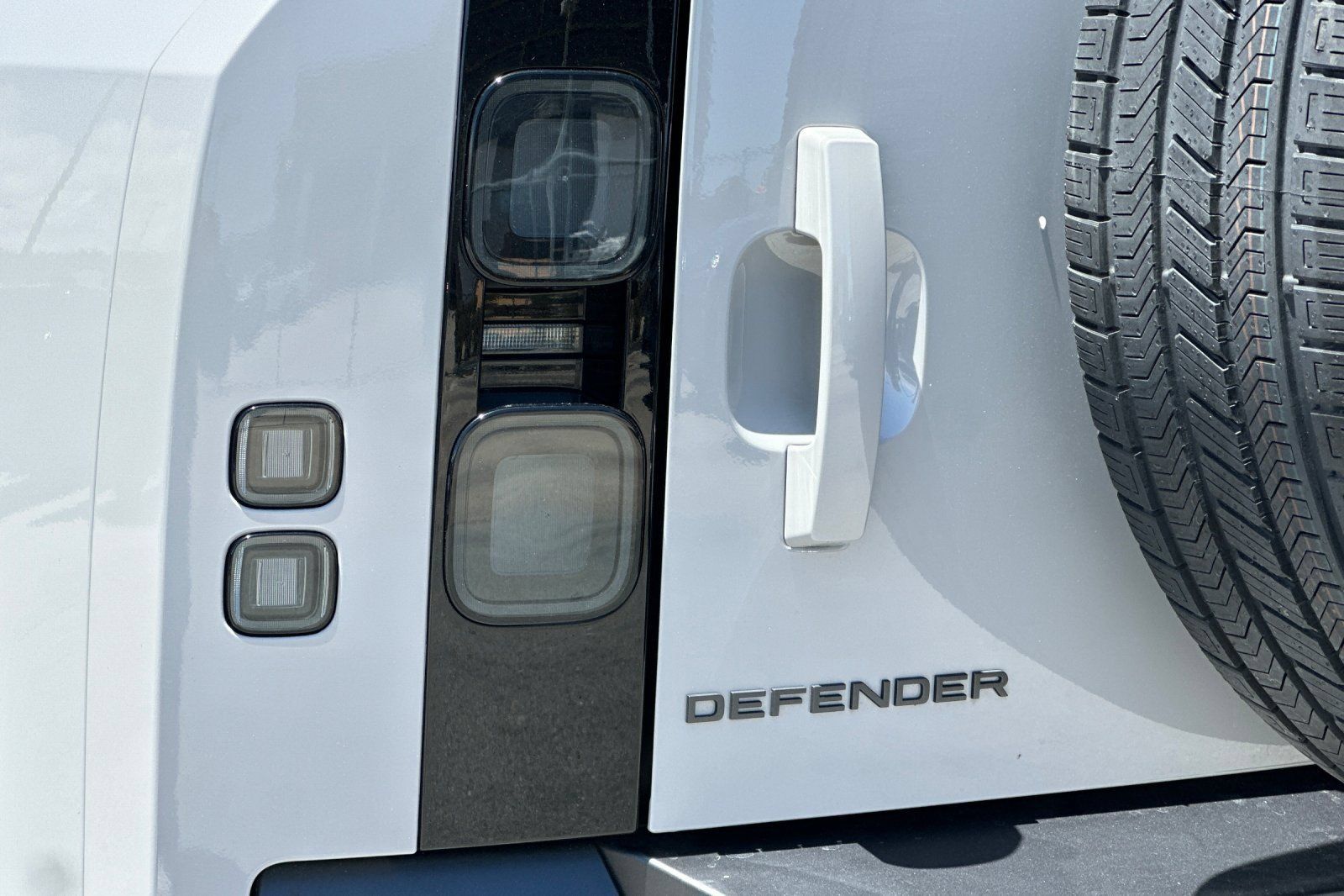 New 2026 Land Rover Defender 110 X-Dynamic SE AWD/4WD image 27