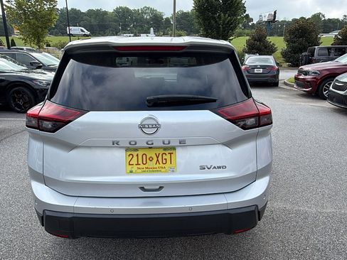 Used 2024 Nissan Rogue SV AWD/4WD image 9