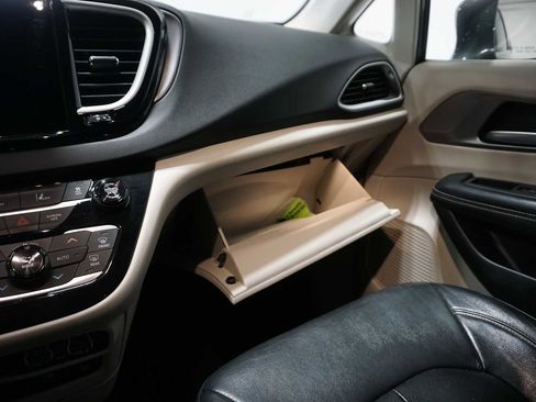 Used 2022 Chrysler Pacifica Touring-L image 18