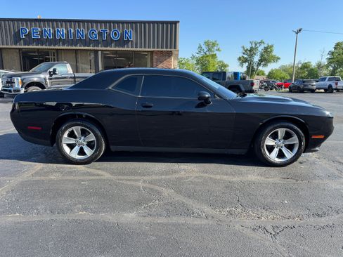 Used 2015 Dodge Challenger SXT RWD image 8