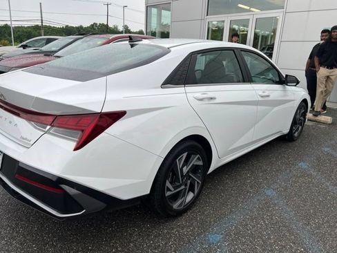 Used 2025 Hyundai Elantra Limited FWD image 23