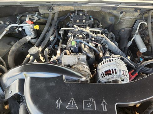 Used 2005 Chevrolet Avalanche LT w/ Preferred Equipment Group AWD/4WD image 34