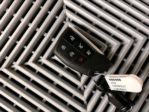 Used 2025 Chevrolet Suburban Z71 image 12