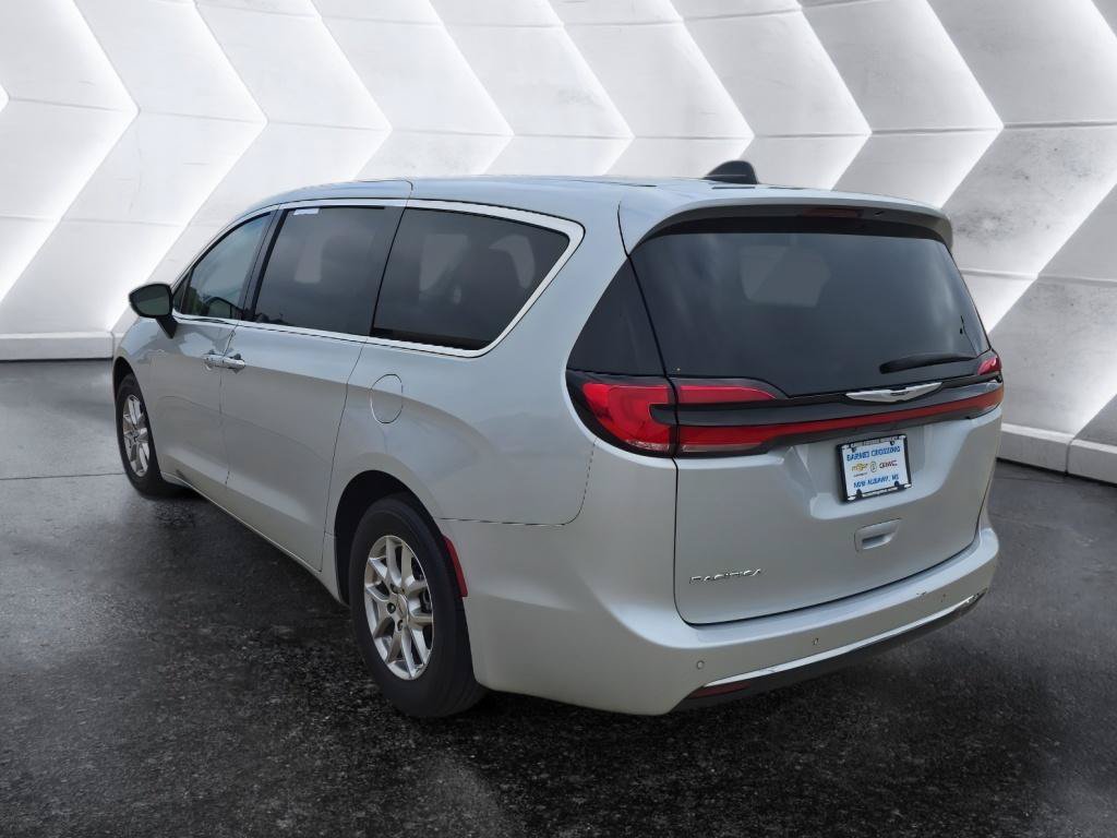 Used 2024 Chrysler Pacifica Touring-L FWD image 7