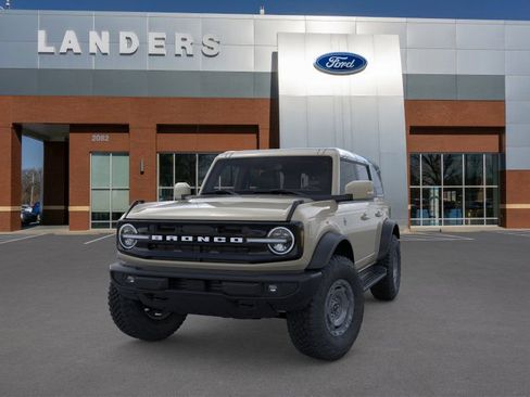 New 2025 Ford Bronco Outer Banks w/ Sasquatch Package image 2