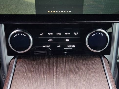 Used 2023 Land Rover Range Rover Long Wheelbase SE image 18