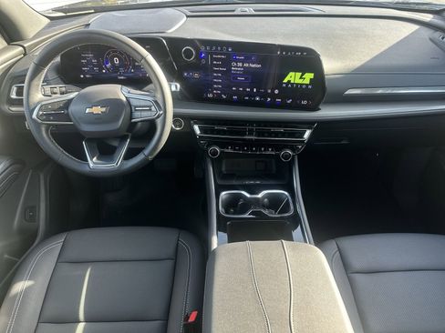 Used 2025 Chevrolet Traverse LT image 18