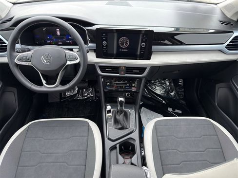 New 2026 Volkswagen Taos SE image 22