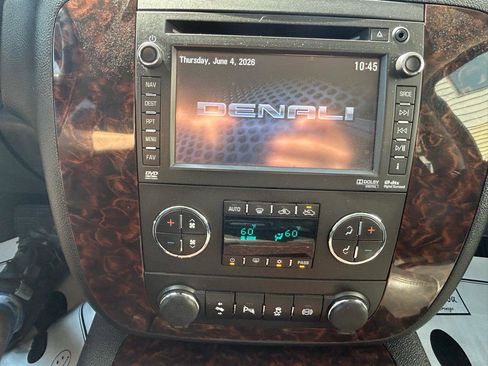 Used 2014 GMC Sierra 2500 Denali w/ Suspension Package, Off-Road AWD/4WD image 22