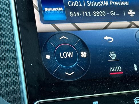 Used 2024 Mercedes-Benz GLC 300 4MATIC image 30