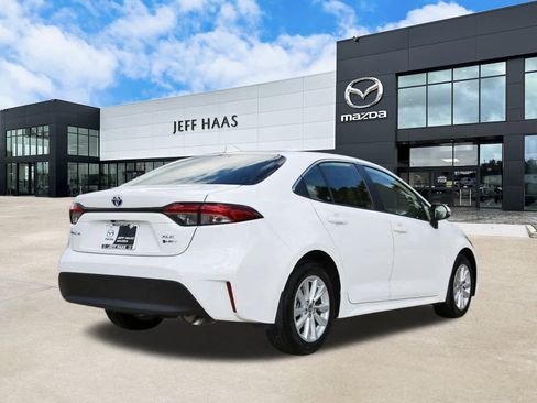 Used 2025 Toyota Corolla XLE image 3