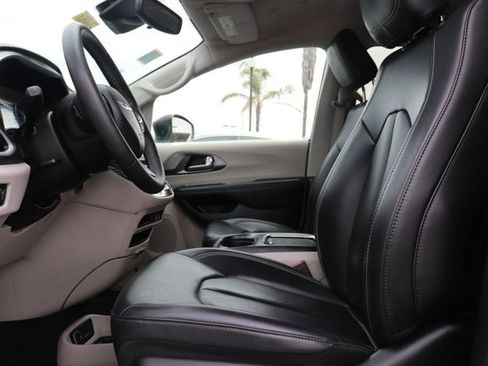 Used 2023 Chrysler Pacifica Touring-L FWD image 12
