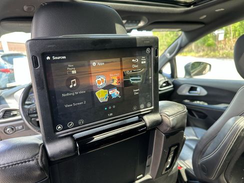 Used 2021 Chrysler Pacifica Touring-L w/ Uconnect Theater Family Group AWD/4WD image 12