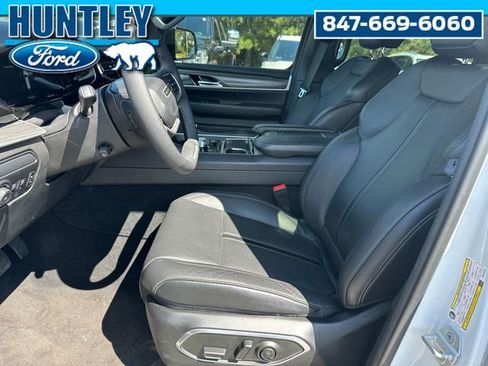 Used 2023 Jeep Wagoneer Series III w/ Convenience Group I AWD/4WD image 18