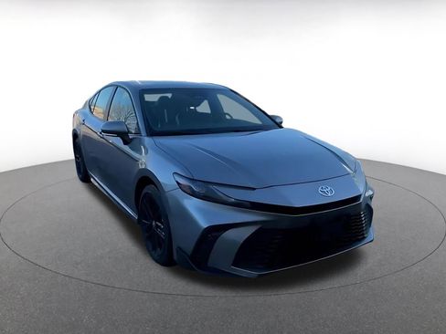 Used 2025 Toyota Camry SE image 3