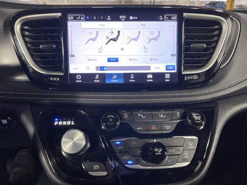 Used 2025 Chrysler Pacifica Select image 25