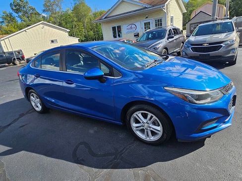 Used 2017 Chevrolet Cruze LT image 4