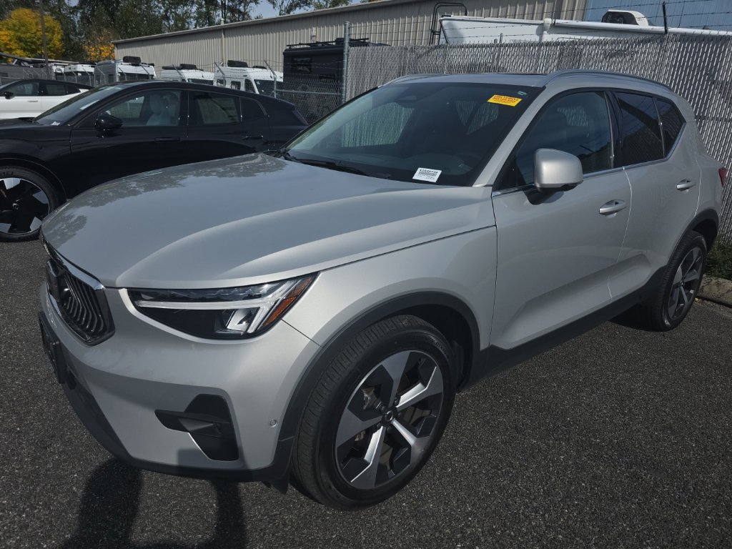 Used 2023 Volvo XC40 B5 Plus w/ Driver Assist Package AWD/4WD image 1