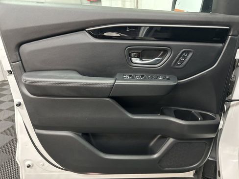 Used 2025 Honda Pilot Touring image 17