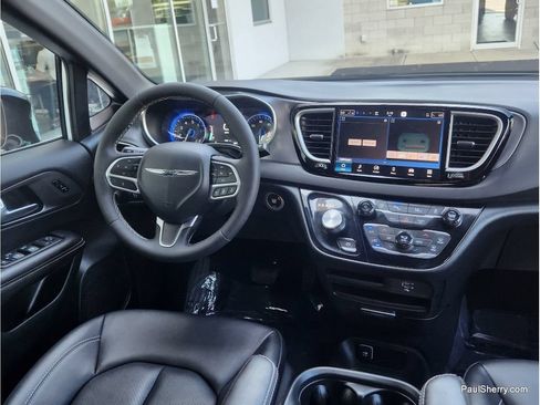 Used 2026 Chrysler Pacifica Select FWD image 40