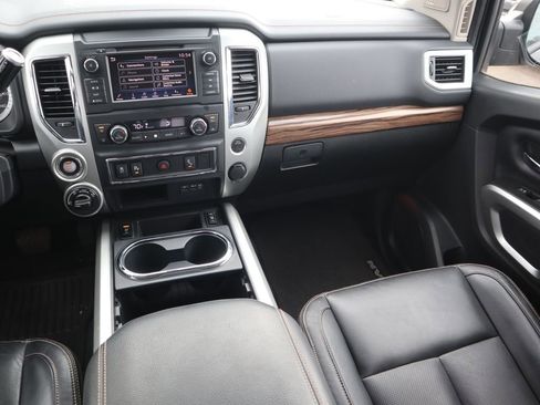 Used 2019 Nissan Titan SL image 12