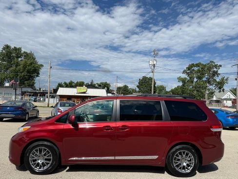 Used 2011 Toyota Sienna XLE w/ Entertainment Pkg FWD image 2