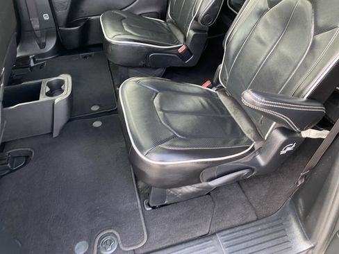 Used 2025 Chrysler Pacifica Limited image 4