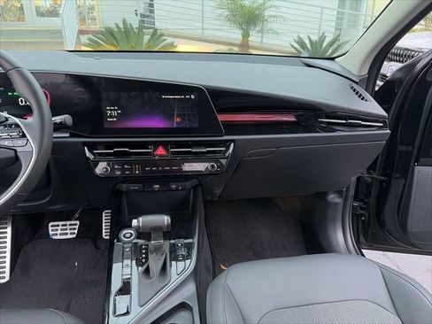 Certified 2025 Kia Niro EX Touring FWD image 11