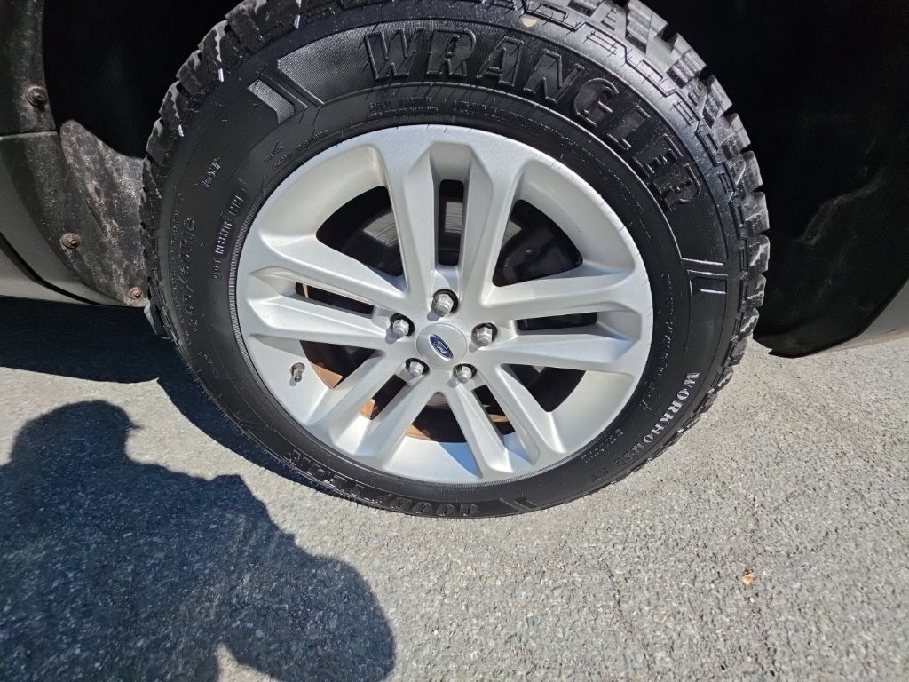 Used 2014 Ford Explorer XLT w/ Equipment Group 202A AWD/4WD image 29
