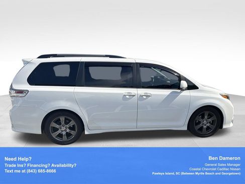 Used 2017 Toyota Sienna SE Premium FWD image 4