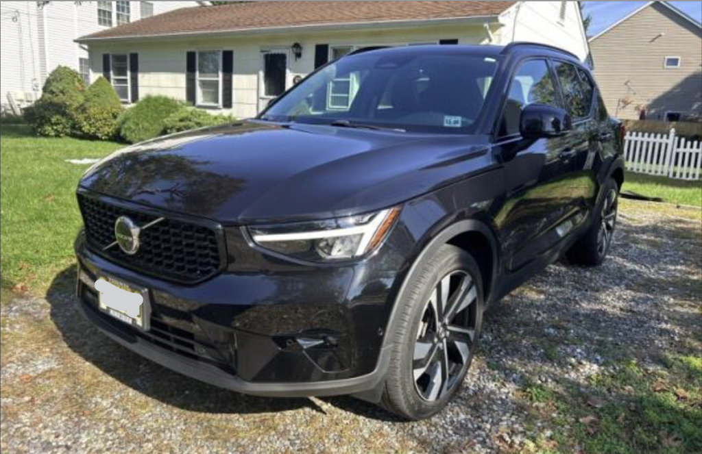 Used 2024 Volvo XC40 B5 Plus w/ Climate Package AWD/4WD image 2