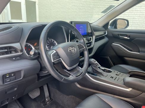 Used 2023 Toyota Highlander XLE image 9