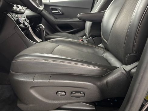 Used 2022 Chevrolet Trax LT w/ LT Convenience Package image 11