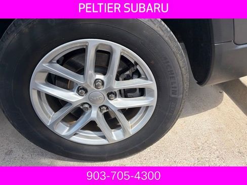 Used 2023 Jeep Grand Cherokee L Laredo image 4