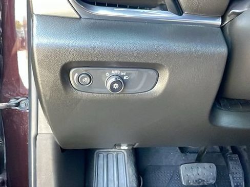 Used 2022 Chevrolet Traverse LT FWD image 27