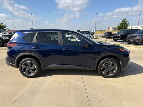 Used 2024 Nissan Rogue SV FWD image 6