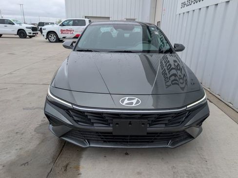 Used 2025 Hyundai Elantra SE w/ Cargo Package FWD image 21
