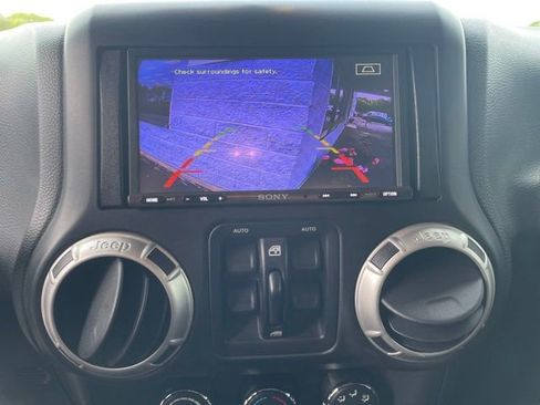 Used 2017 Jeep Wrangler Unlimited Sahara w/ Connectivity Group AWD/4WD image 2