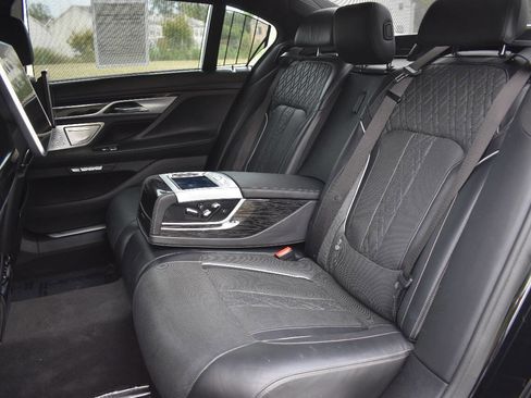 Used 2018 BMW 750i xDrive image 19