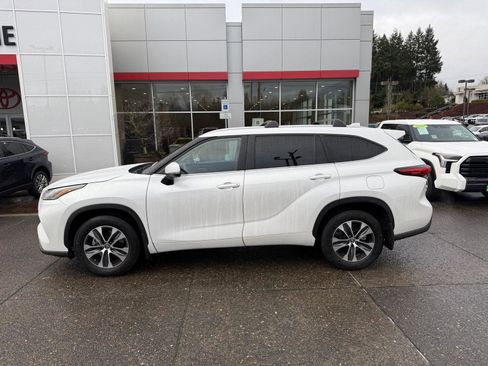 Certified 2023 Toyota Highlander XLE image 2