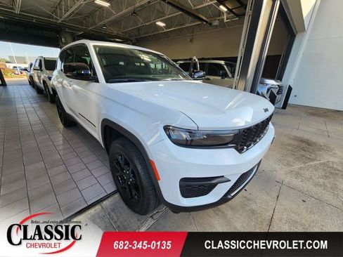 Used 2025 Jeep Grand Cherokee Altitude AWD/4WD image 1