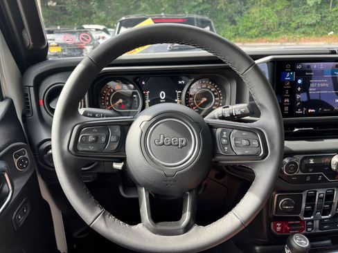 Used 2025 Jeep Wrangler Unlimited Rubicon AWD/4WD image 34
