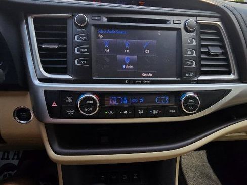 Used 2019 Toyota Highlander XLE AWD/4WD image 31