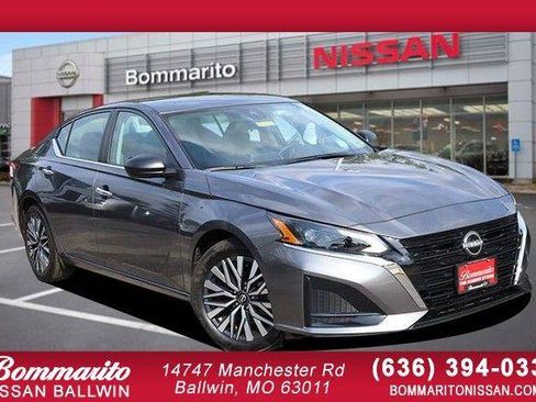 Used 2025 Nissan Altima 2.5 SV FWD image 1