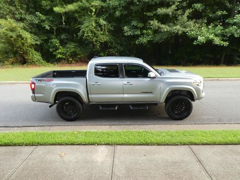 Used 2019 Toyota Tacoma TRD Sport AWD/4WD image 2
