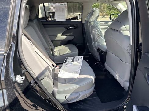 Used 2026 Toyota Highlander XLE AWD/4WD image 11
