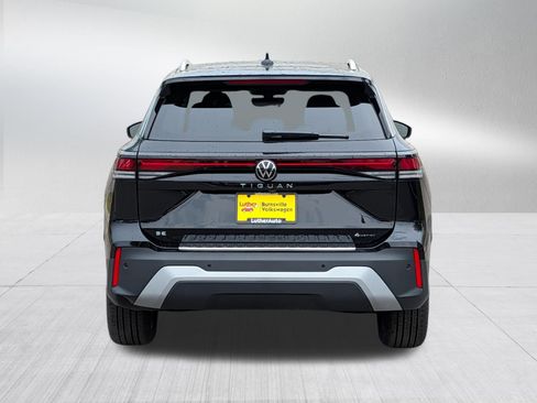 Used 2025 Volkswagen Tiguan SE AWD/4WD image 6