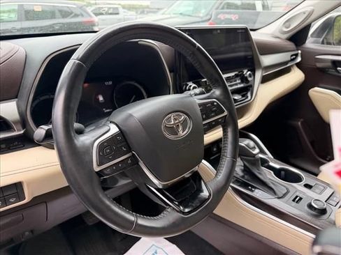 Used 2021 Toyota Highlander Limited AWD/4WD image 3